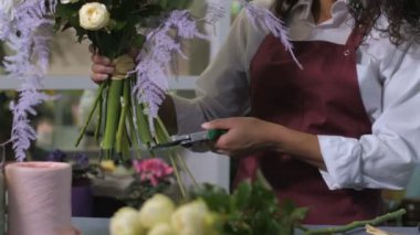 Çiçekçi eller atölyede çiçek sapları kesme