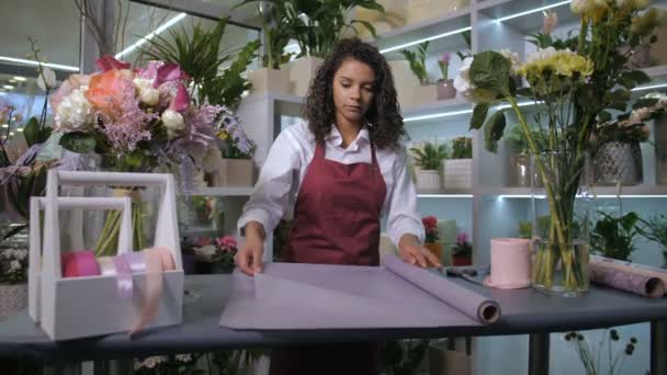 Fiorista taglio carta da imballaggio per mazzo di fiori — Video Stock