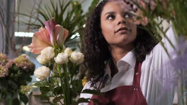 Professionele bloemist die boeket bloemen creëert — Stockvideo