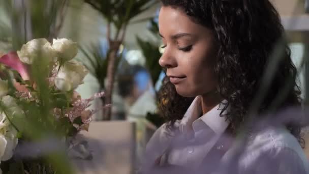 Флорист делает шикарный букет в цветочном магазине — стоковое видео