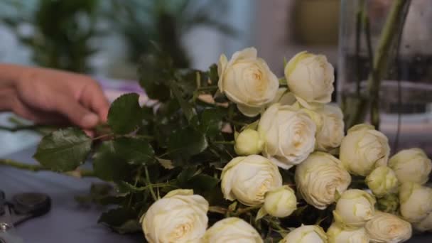 Florista adicionando rosa raminho para arranjo de flores — Vídeo de Stock