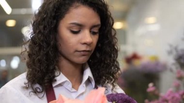 Taze çiçek seçen genç çiçekçi portresi