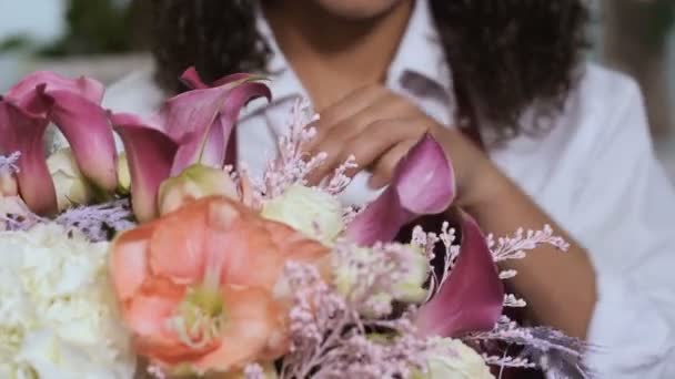 Floristería acabado composición de flores en el taller — Vídeos de Stock