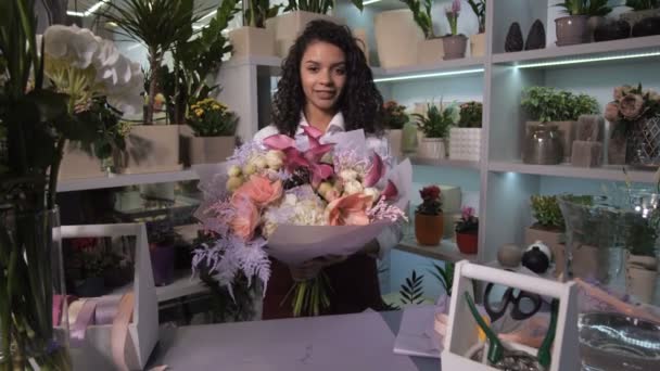 Счастливый флорист дарит букет клиенту — стоковое видео
