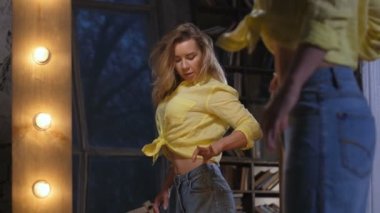 Kilo kaybı ndan sonra gevşek kot Mutlu kadın