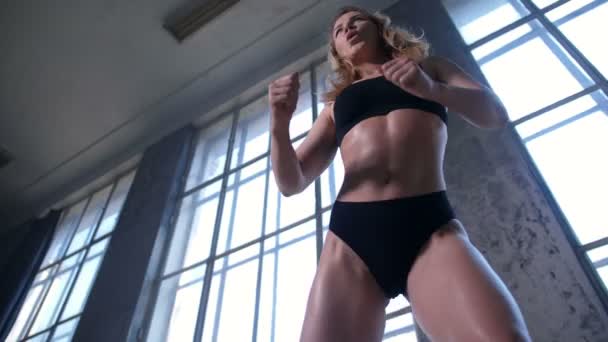 Спортивная женщина смотрит дыхание во время тренировки в тренажерном зале — стоковое видео