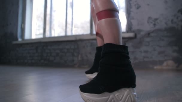 Jambes de femme sportive faisant de l'exercice avec bande élastique — Video