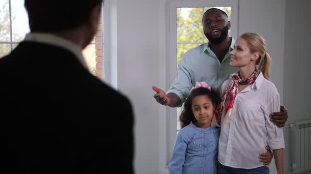 Familie vraagt makelaar vragen voor het kopen van huis — Stockvideo