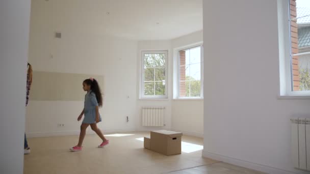 Felices cajas de transporte de la familia en la nueva casa — Vídeos de Stock