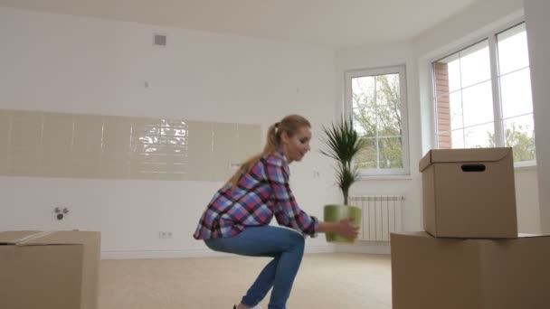 Счастливая семья переезжает в новый купленный дом — стоковое видео