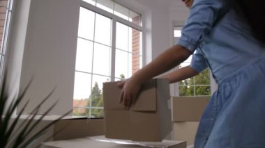 Mutlu aile yeni evde karton kutular taşıyan