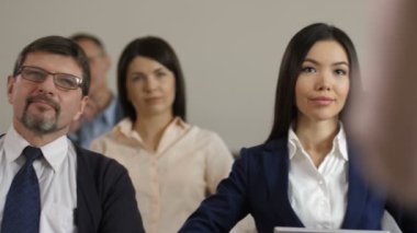 Forumdaki iş arkadaşları hoparlörü dinliyor