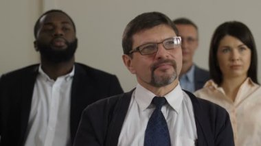 Closeup orta yaşlı adam kamu hoparlör dinler