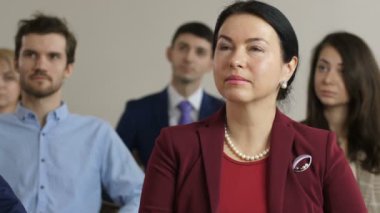 Closeup orta yaşlı özenli kadın dinleyici