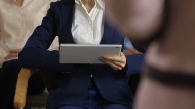 Tablette not alan kadının ellerinin kapatılması