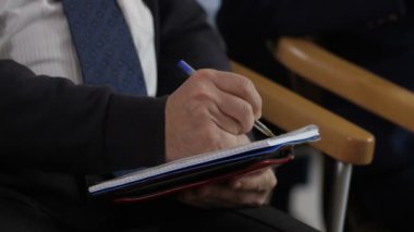Closeup mans eller seminerde bilgi yazma