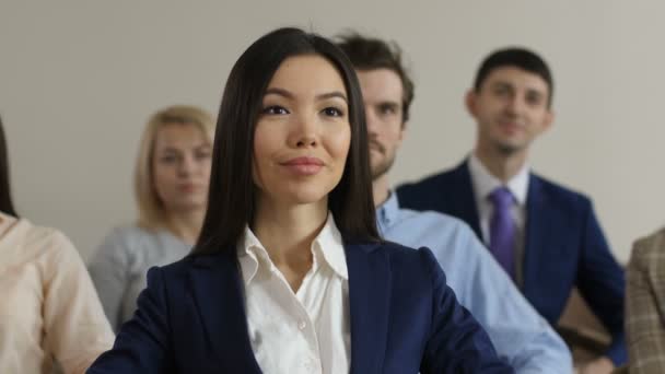 Nette Frau im Training völlig einverstanden mit Sprache — Stockvideo