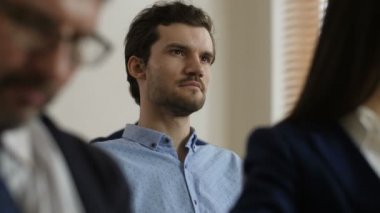 Yakın ciddi adam şüpheci hoparlör dinleme