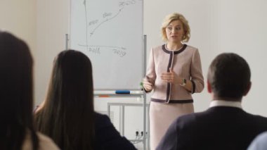 Gülümseyen konuşmacı soruya detaylı cevap veriyor