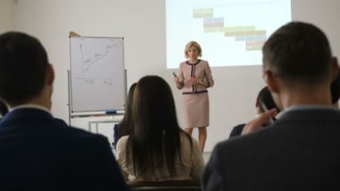Projektör kullanarak hoparlör gösteri malzemesi