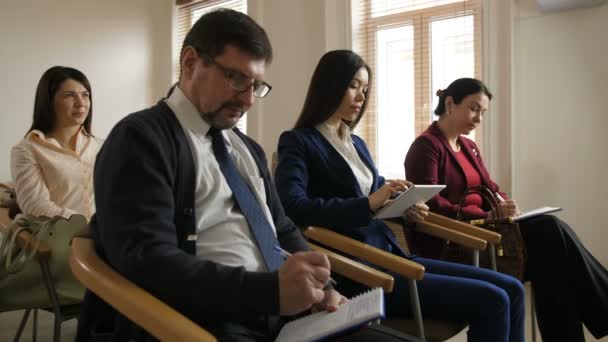 Equipo de colegas de negocios multiétnicos en la reunión — Vídeo de stock