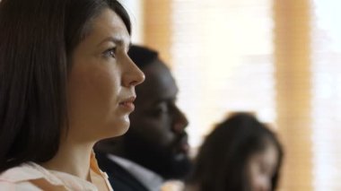 Çeşitli seminer dinleyicilerinin yakın çekim yüz profilleri