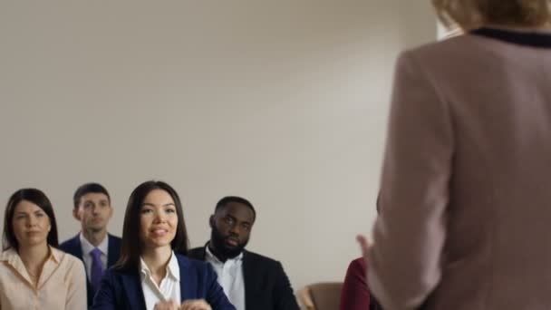 Vrolijke, diverse medewerkers verwelkomen Executive Manager — Stockvideo