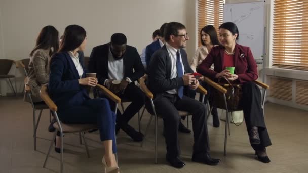 Grupo de ouvintes do seminário durante o coffee break — Vídeo de Stock