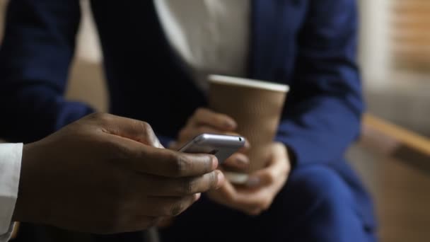 Primo piano mano di uomo dalla pelle scura utilizzando il cellulare — Video Stock