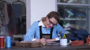 Kadın giysi tasarımcısı çizim kroki portresi