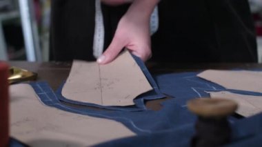 Kadın elleri kesme deseninden kağıt sızdırmaz