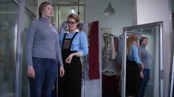 Dressmaker medir cliente femenino — Vídeo de stock