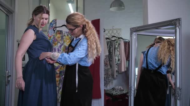 Dressmaker memotong melalui saku gaun — Stok Video