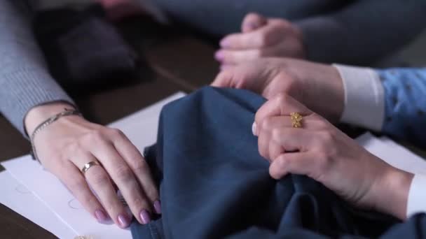 Mãos femininas tocando tecido e decoração para vestido — Vídeo de Stock