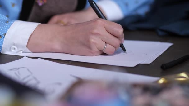 Ручка дизайнера одежды — стоковое видео