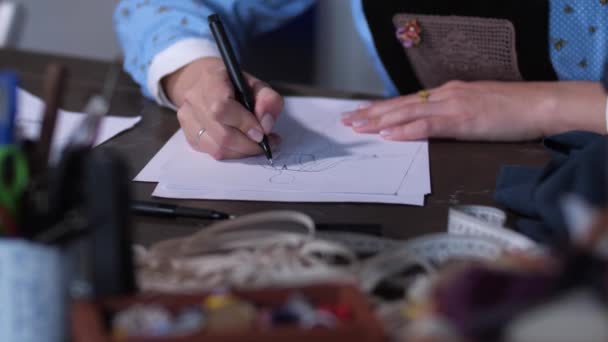 Bekwame handen van vrouw naaister maken schets — Stockvideo