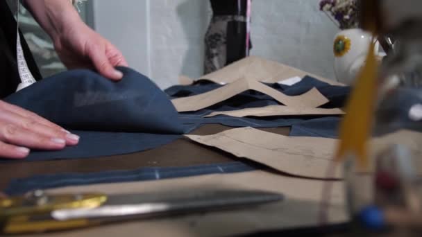 Seamstresss ręce układania wzorów na stole — Wideo stockowe