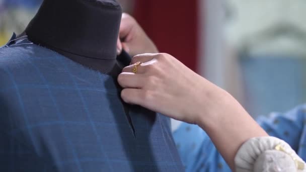 Tailors handen vastmaken jurk hals op mannequin — Stockvideo