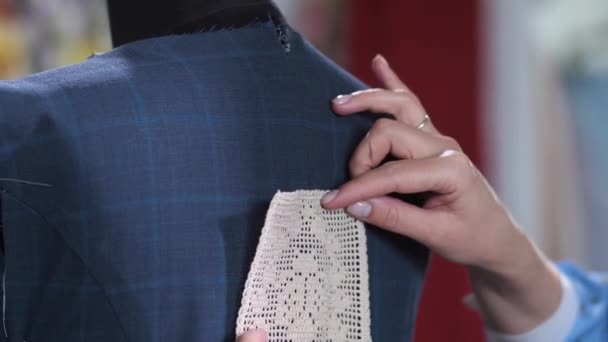 Schneiderinnen Hände Pinning Spitzen Dekor zu kleiden — Stockvideo