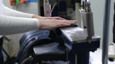 Kuru temizleme ekipmanı kullanan kadının elleri