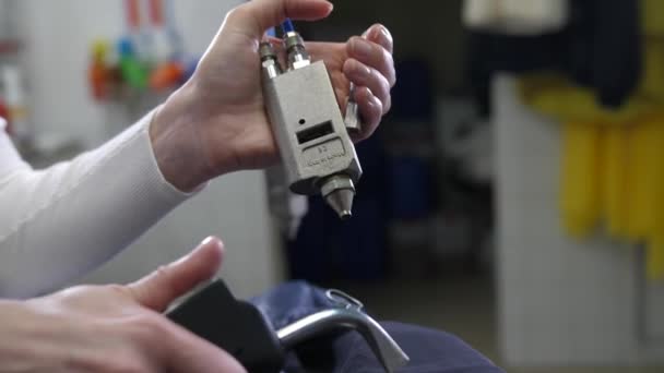 Trabalhadores mãos pulverização removedor de manchas na manga — Vídeo de Stock