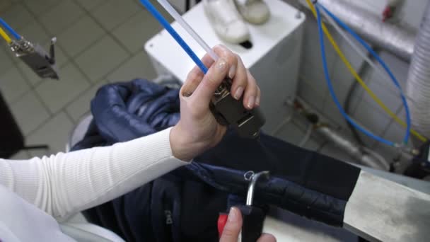 Close-up van vlekkenverwijderaar gespoten op jas mouw — Stockvideo