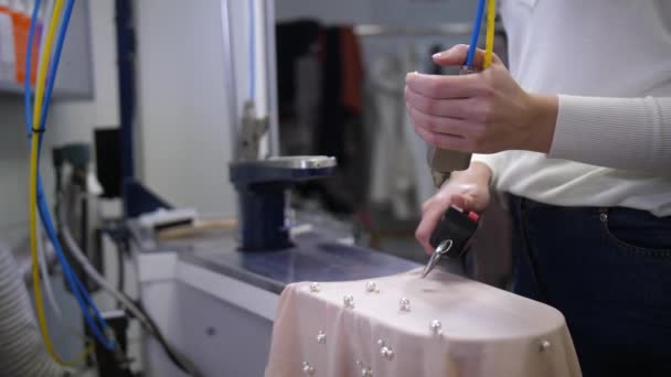 Mains féminines enlever la tache avec pulvérisateur et sèche-linge — Video