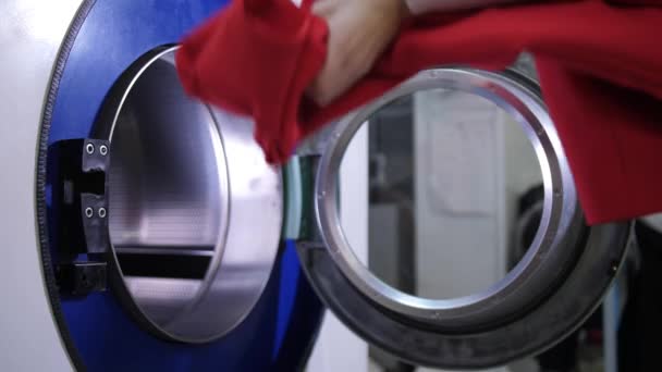Arbeiter legt Jacke in Waschmaschine — Stockvideo