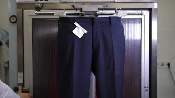 蒸汽浴时的女式夹克和男式裤子 — 图库视频影像