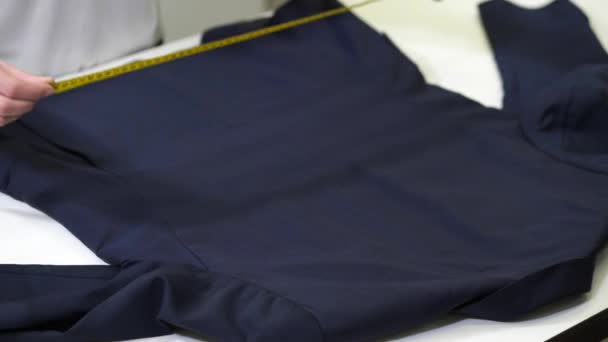 Mani di giacca di misurazione dipendente lavaggio a secco — Video Stock