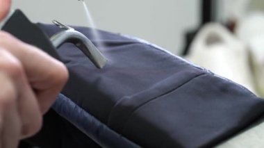 Leke çıkarıcı ile püskürtülen kılıfın yakın çekim