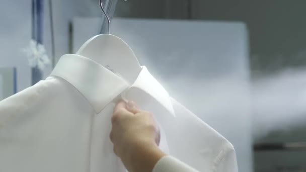 Limpeza a vapor de camisa de homem branco em limpeza a seco — Vídeo de Stock