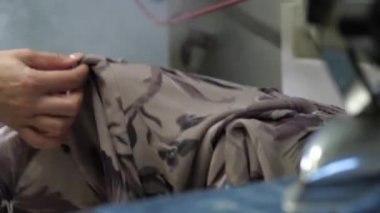 Kuru temizlemedeki endüstriyel buhar makinesinin işi