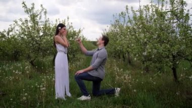 Meyve bahçesinde ki kadına evlilik teklifi nde bulunan adam